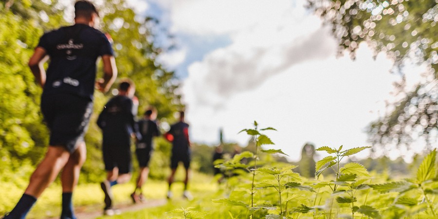 Lopers joggen in een groene omgeving